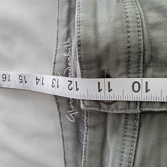 Gloria Vanderbilt All Around Slimmering Effect Skimmer Shorts - Picture 11 of 12